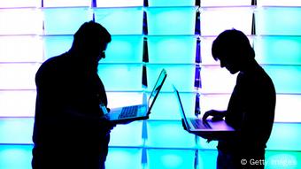 Zwei Silhouetten an Laptops (Foto: Patrick Lux/Getty Images)