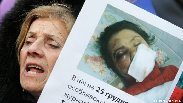 Учасниця акції протесту у Києві, котра відбулася після побиття журналістки Тетяни Чорновол