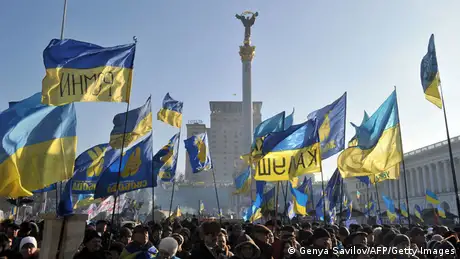 Demonstranten schwenken ukrainische Fahnen in Kiew am 29. Dezember 2013 (Foto: AFP/Getty Images)