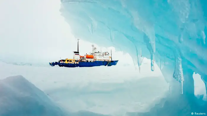MV Akademik Shokalskiy Antarktis Eisbrecher CLOSE