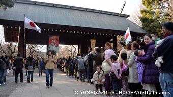 Besucher warten am Haupteingang des Yasukuni-Schreins auf den Einlass. (Foto: Getty Images)