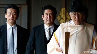 Shinzo Abe war 2013 als Premierminister im Yasukuni-Schrein. (Foto: Reuters)