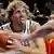 Dirk Nowitzki (l.) verteidigt seinen Ball (Foto: JANEK SKARZYNSKI/AFP/Getty Images)