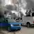 ISIL-Kämpfer setzen in Falludscha Polizeifahrzeug in Brand (Foto: AP)