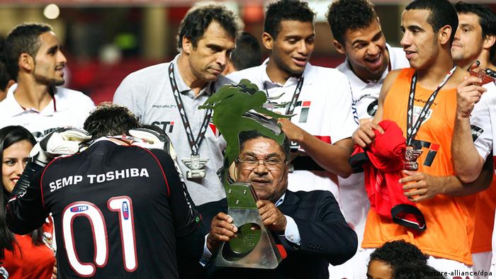 Eusebio übergibt die Trophäe des nach ihm benannten Cups an die Spieler von Sao Paolo im August 2013 (Foto: EPA/JOSE SENA GOULAO)
