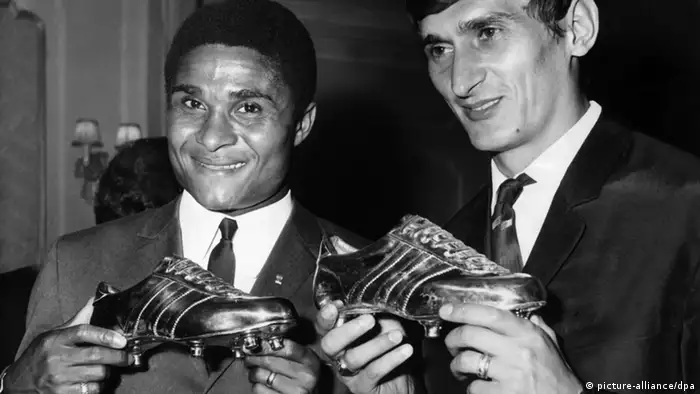 Der Portugiese Eusebio und der Ungar Dunai erhalten am 16.09.1968 in Paris den Goldenen Schuh und den Silbernen Schuh als Europas beste Torjäger des Jahres (Foto: dpa)