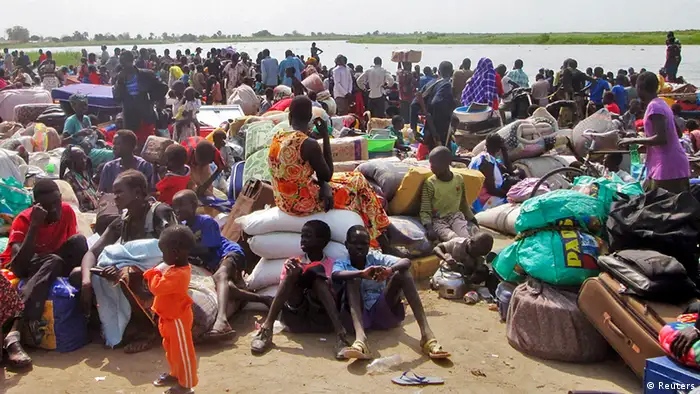 People displaced from fighting between the South Sudanese army and rebels, wait for boats to cross the Nile River, in Bor town (photo: Reuters).