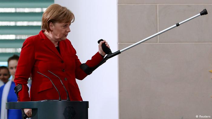 Bundeskanzlerin Angela Merkel mit Krücken im Bundeskanzleramt