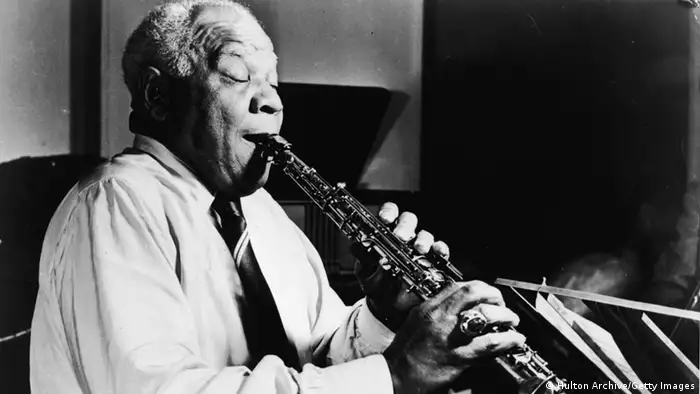 Sidney Bechet spielte Klarinette und Saxofon in der Tradition des Hot New Orleans Jazz. Er trug viel zur Verbreitung dieses Stils bei, reiste sogar nach England. In seiner erfolgreichsten Zeit, zwischen 1937-1941, nahm er mehrere Platten in den USA auf und trat unter anderem mit Louis Armstrong auf. Bechet war der erste Jazzmusiker, der mit der Klarinette Blues spielte.
