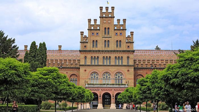 Вищі школи отримають більшу автономію. (На фото: Чернівецький університет)