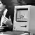 Steve Jobs neben dem ersten Apple Macintosh 1984 (Foto: imago/UPI Photo)