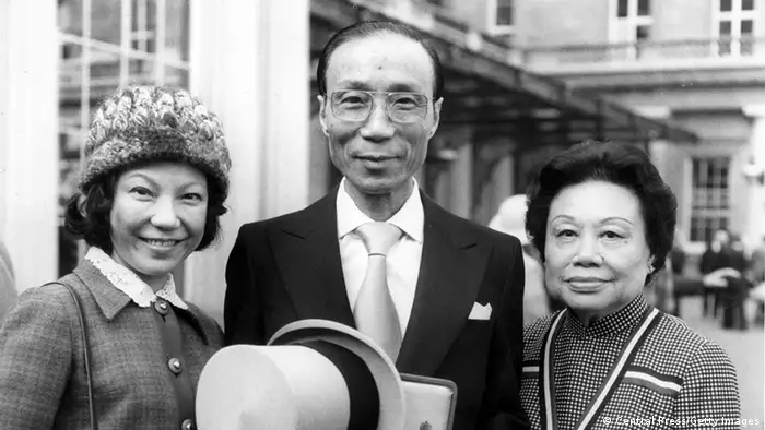 1978年邵逸夫获颁爵士头衔，与首任妻子黄美珍（右）和女儿合影