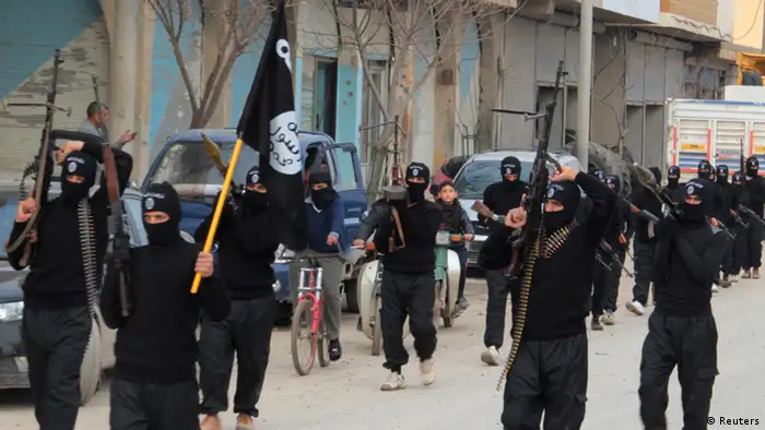 رژه رزمندگان داعش در تل ابیض در سوریه