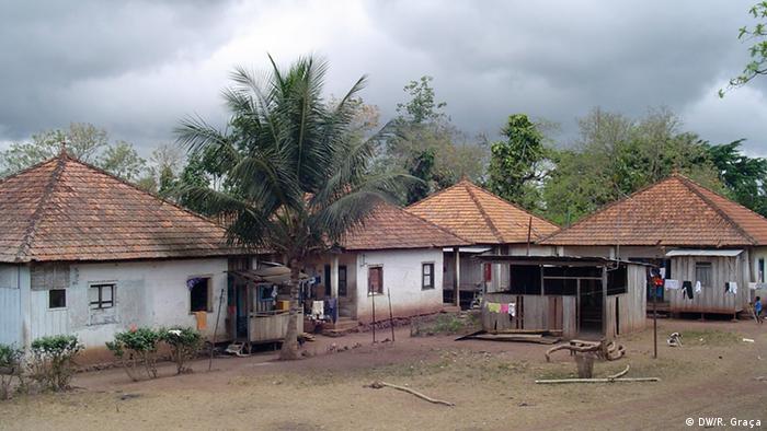 São Tomé e Príncipe - Arbeiterunterkünfte der Roça Vista Alegre