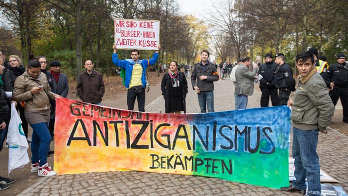 Gemeinsam Antiziganismus bekämpfen steht am 25.10.2013 vor dem Mahnmal für Sinti und Roma in Berlin bei einer Kundgebung auf einem Banner. 