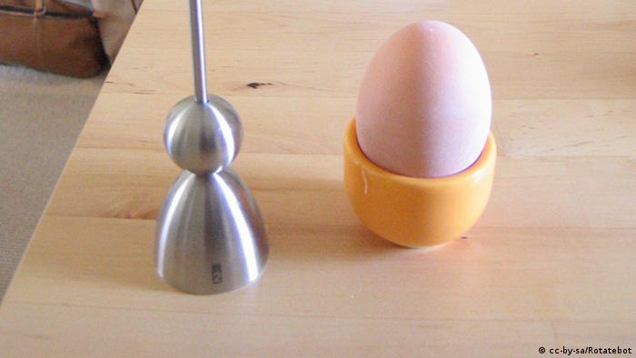 Ein Eierschalensollbruchstellenverursacher neben einem Ei