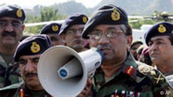 Pervez Musharraf besucht Erdbebenopfer