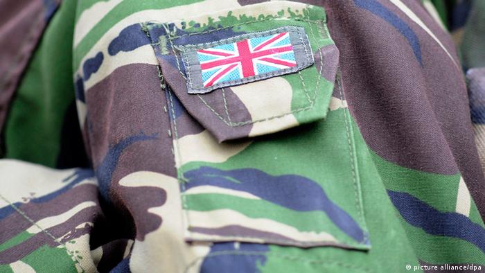 The arm of a British soldier in uniform (Photo: Alan Crowhurst/epa/dpa)