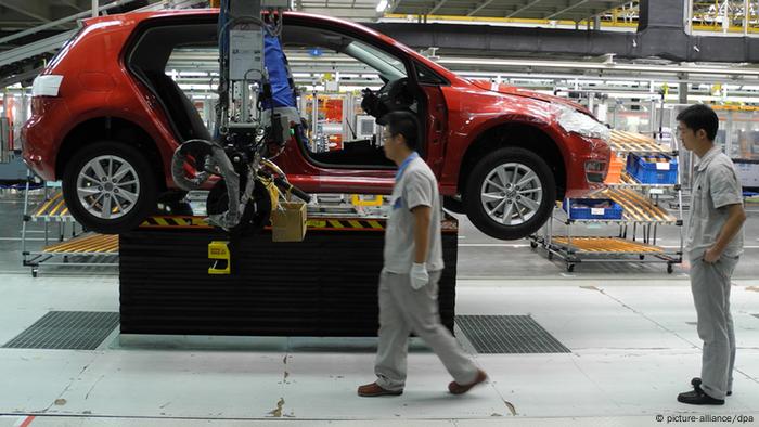 Arbeiter an der Fertigungsstraße für den neuen Golf im südchinesischen Foshan (Foto: dpa)