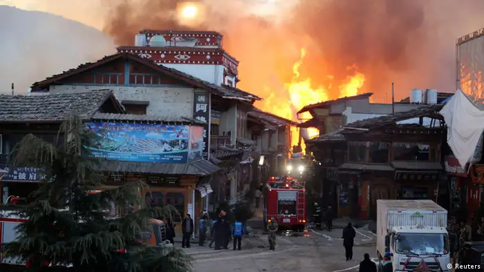 Tibetisches Dorf von Feuer verwüstet