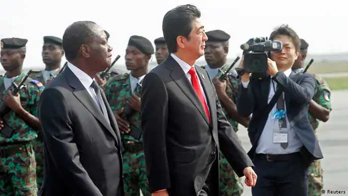 Der japanische Ministerpräsident Shinzo Abe in Abidjan Elfenbeinküste