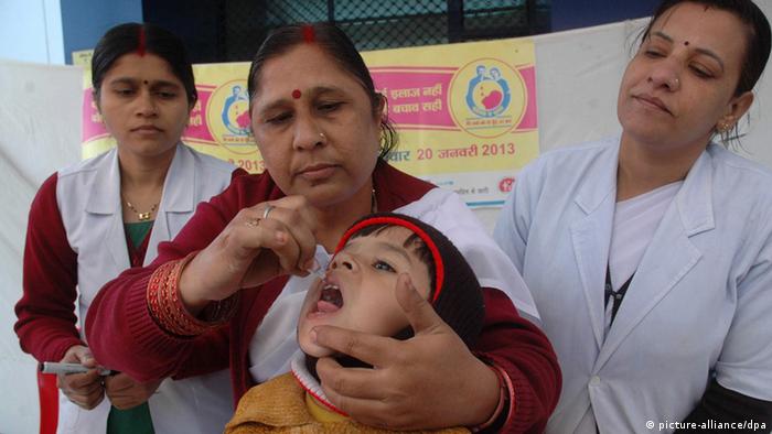 Child receiving polio immunization in India (Photo: EPA/SANJEEV GUPTA)