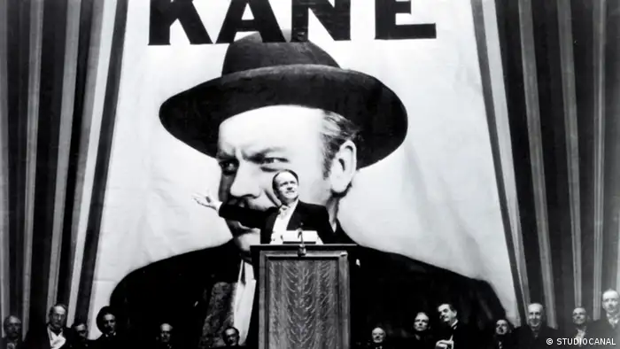 Damals beim Publikum unbeliebt, heute ein Meilenstein der Filmgeschichte: Orson Welle's Drama um den Zeitungsmagnaten Charles Foster Kane und seine Biografie wurde trotz neun Nominierungen bei den Oscars 1942 vom Publikum ausgebuht. Kritiker fanden den Film allerdings schon damals aufgrund seiner kunstvollen Konstruktion herausragend. Heute gilt er als Mythos.