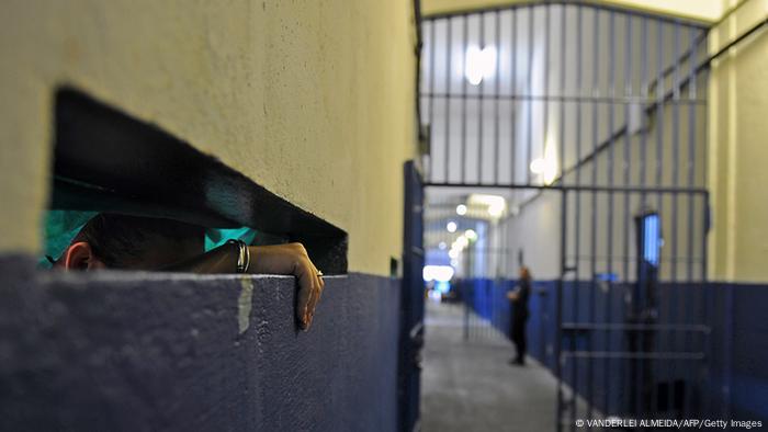 Al menos cincuenta personas murieron durante un violento enfrentamiento de dos facciones rivales en un complejo penitenciario de Manaos, capital del estado de Amazonas. Las autoridades brasileñas todavía no informaron oficialmente sobre el número de fallecidos, aunque algunos medios señalan que los muertos en el Complejo Penitenciario Anísio Jobim (Compaj) podrían a ascender a 80. (2.01.2017)