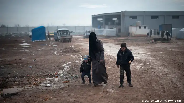 Syrien Frau mit Kindern im Flüchtlingslager Bab al-Salam