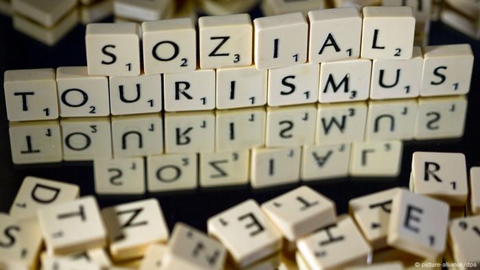 Aus Scrabblesteinen ist das Wort Sozialtourismus gelegt (Unwort des Jahres 2013) (picture-alliance/dpa)