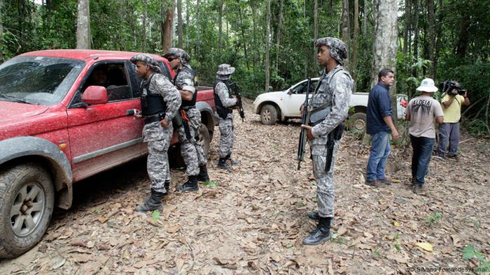 Razzia im Urwald: Brasilianische Soldaten stoppen Pick-up-Truck und beschlagnahmen illegal gefälte Bäume (Foto: Silvano Fernandes/Funai)