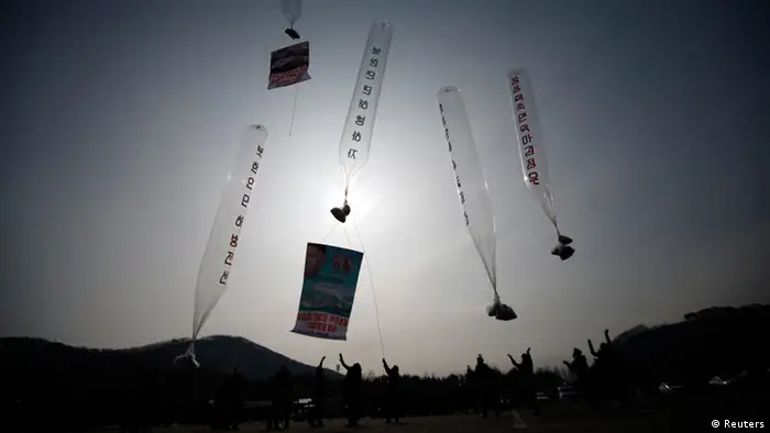 Protest gegen Nordkorea mit Ballons 15.01.2014