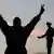 Ägypten Referendum Konstitution Wahl Kairo Tahrir Platz Silhouette Polizist Demonstrant Victory Zeichen