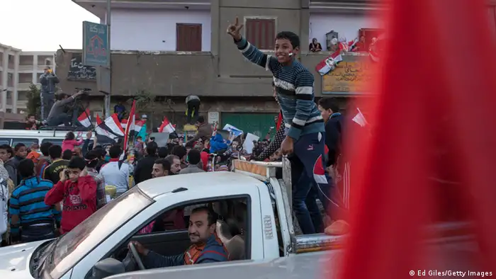 Ägypten Referendum Verfassung Konstitution Wahl Kairo Tahrir Platz Silhouette Polizist Demonstrant Victory Zeichen