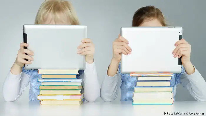 Symbolbild Kinder Bücher Tablet PC lernen Schule 