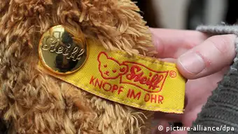 Steiff Teddybär mit Knopf und Firmen-Logo