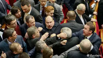 Ukraine Schlägerei Parlament Opposition 16.01.2014