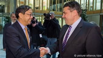 Shi Mingde und Sigmar Gabriel (Foto: dpa)