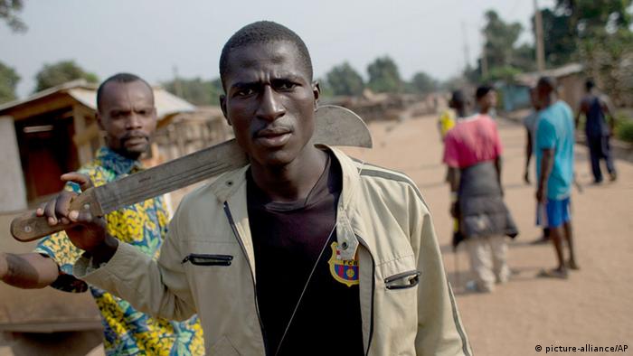 Ein Mann mit einer Machete in der Zentralafrikanischen Republik Foto: AP Photo/Rebecca Blackwell, File