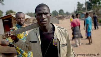 Anti-Balaka mit Machete Foto: AP Photo/Rebecca Blackwell, File