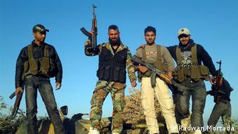 Five men with machine guns (Foto: Radwan Mortada)