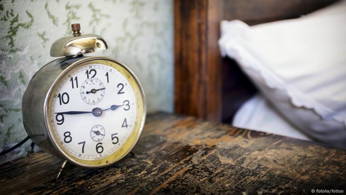 Alarm clock on a bedstand (Fotolia/fottoo)