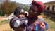 Mutter in Kamerun hält Baby in Arm. (Foto: Heidi Keller) Mutter in Kamerun hält Baby in Arm. (Foto: Heidi Keller)