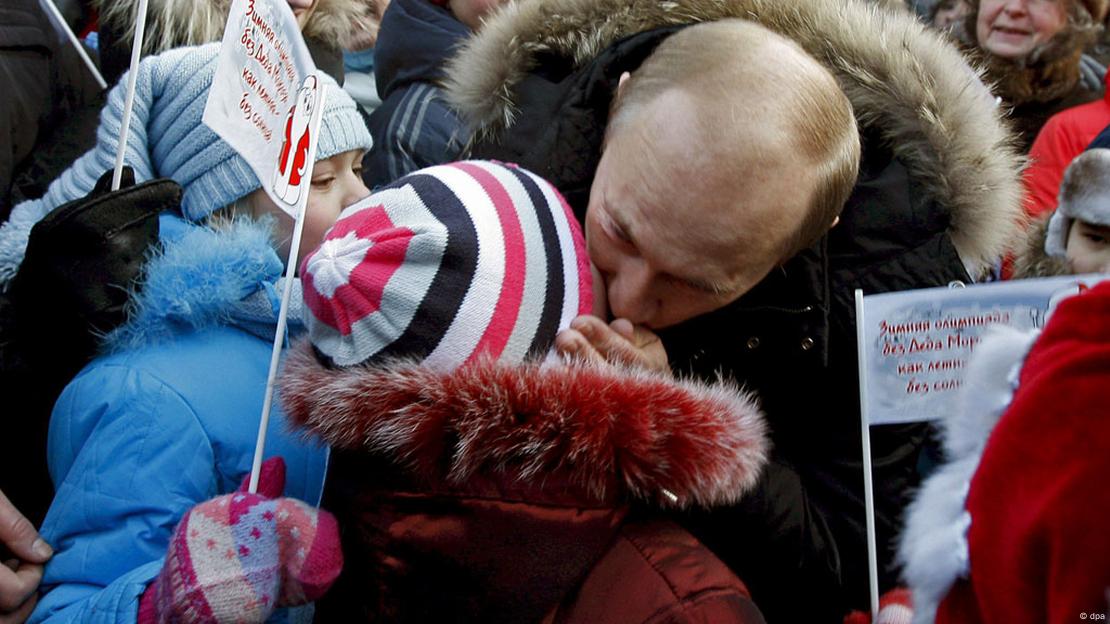 Путин целува малко дете