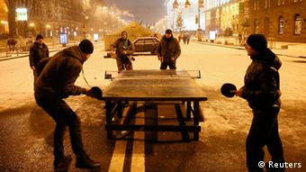 Demonstranten spielen Tischtennis auf Kiews Straßen (Foto: Reuters)