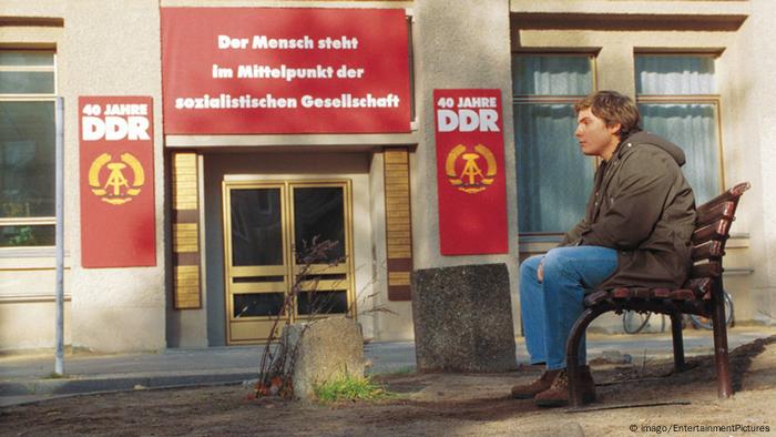 Escena de Good Bye Lenin!: Daniel Brühl frente a afiches de la ex República Democrática Alemana.