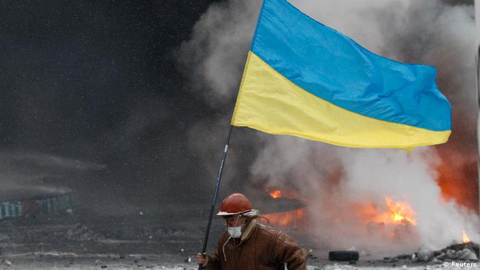 Демонстрант с украинским флагом