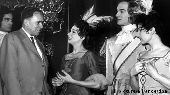 Oscar Fritz Schuh (l) während einer Kostümprobe für die Oper Schule der Frauen in Celle im Gespräch mit Yvette Chauvire, der Premiere Danseuse Etoile der Pariser Oper (1958)