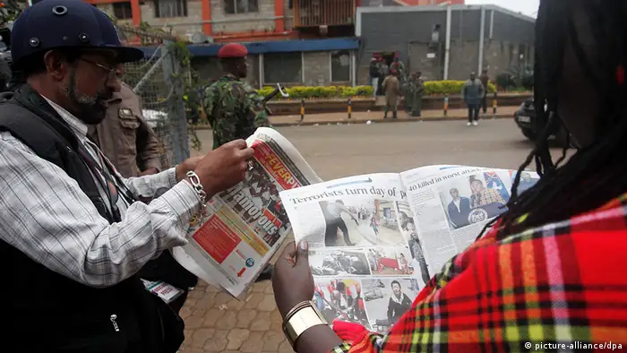 Kenia Medien Presse Zeitungsleser in Nairobi