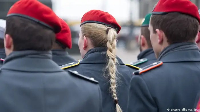 Deutschland Frauen bei der Bundeswehr Beförderungsappell in Dresden